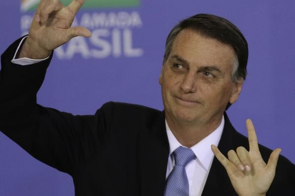 Bolsonaro 6 fingers
