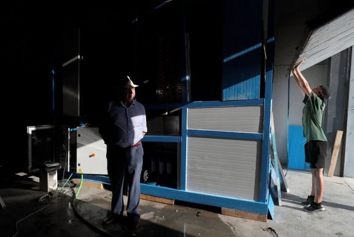 Idoso de 82 anos cria máquina de água Idoso de 82 anos cria máquina de água