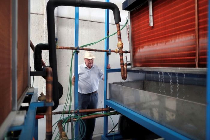 Idoso de 82 anos cria máquina de água